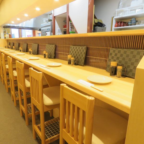 人気のカウンター席。スタッフとの会話も楽しめます♪お一人様でもお気軽に☆