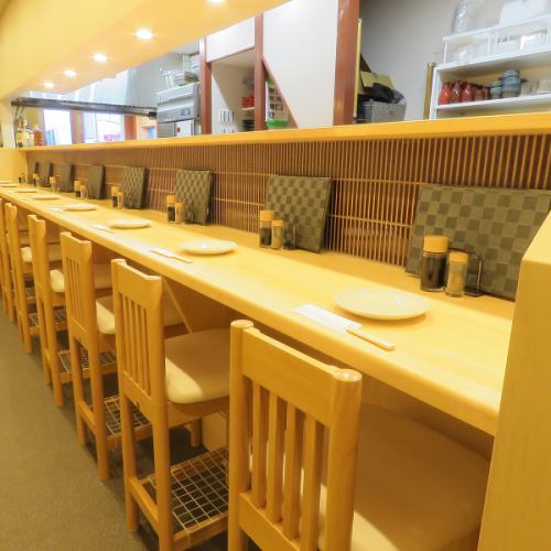 <p>人気のカウンター席。スタッフとの会話も楽しめます♪お一人様でもお気軽に☆</p>