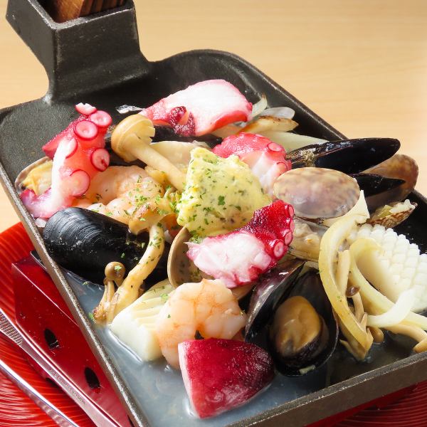 《海鮮のガーリック焼き》など、様々な逸品をご用意