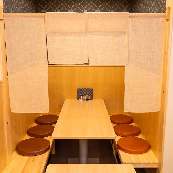 半個室のお席は最大6名様までご利用可能。周りを気にせずお食事を楽しめるので、会社宴会や同窓会、女子会などにご活用ください。お得なコースもございます。ご予約はお早めに。