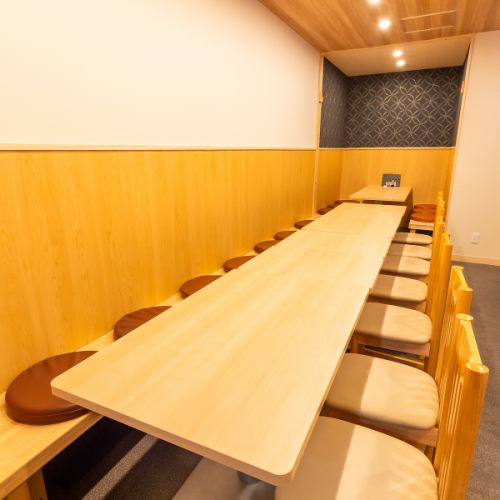 <p>落ち着いた雰囲気の木の温もり溢れる店内。女子会やデート、会社宴会、お仕事帰りのサク飲みにも人気！カウンター席は8名様まで収容可能なので、お一人様でもお気軽にご利用いただけるお店ですよ♪</p>