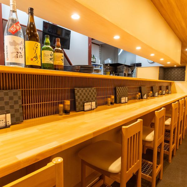 人気のカウンター席。スタッフとの会話も楽しめます♪お一人様でもお気軽に☆