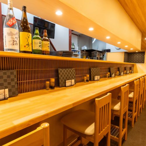 <p>人気のカウンター席。スタッフとの会話も楽しめます♪お一人様でもお気軽に☆</p>