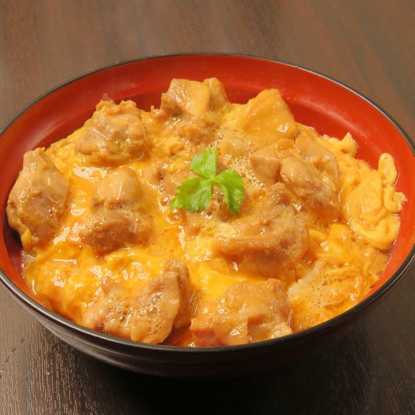 《宝夢卵（ほうむらん）の親子丼》《鶏白醤油ら～めん》など、お酒のお供から〆まで勢ぞろい