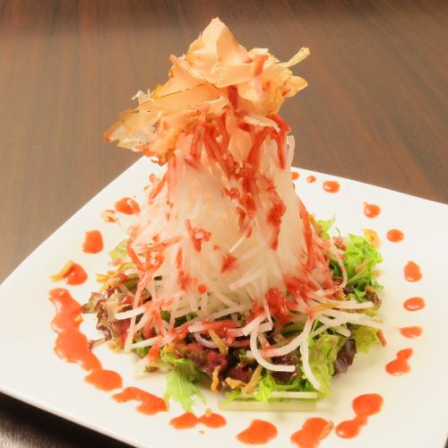 白萝卜和炸小沙丁鱼沙拉，淋上鸡汤