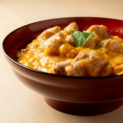 《宝夢卵（ほうむらん）の親子丼》《鶏白醤油ら～めん》など、お酒のお供から〆まで勢ぞろい