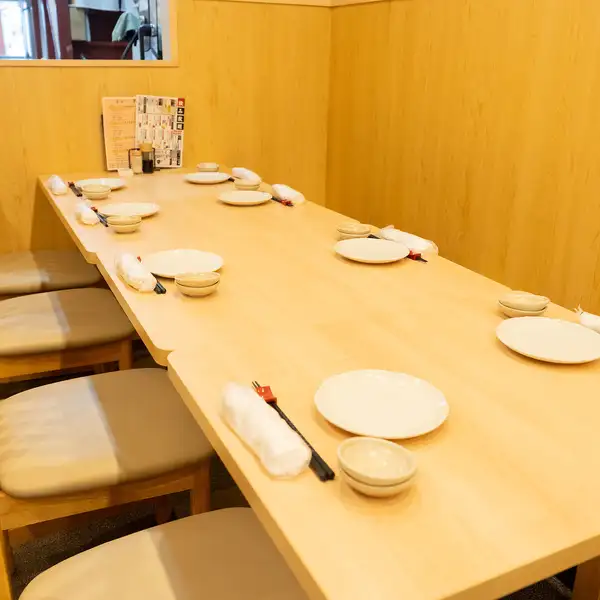 個室は最小6名～最大24名までご予約可能です◎落ち着いた雰囲気の木の温もり溢れる店内。女子会やデート、会社宴会、お仕事帰りのサク飲みにも人気！カウンター席は8名様まで収容可能なので、お一人様でもお気軽にご利用いただけるお店ですよ♪