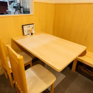 可容納最多 4 人的餐桌