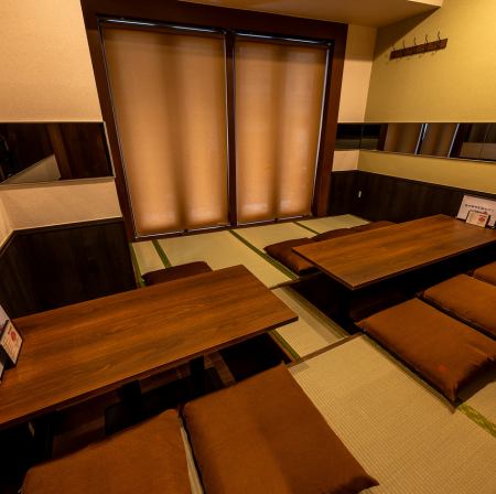 足元ゆったり！くつろげる1階の4名様向け掘りごたつ席♪ 1階には4名様でご利用いただける掘りごたつ席を2卓ご用意しております。足元を伸ばしてゆったりとおくつろぎいただけるため、親しいご友人との飲み会や、少人数での集まりにぴったりです。