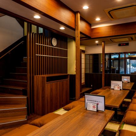 会社仲間との宴会にも！使い勝手の良い1階の6名様掘りごたつ席♪ 6名様でのご利用に便利な掘りごたつ席を3卓ご用意しております。同僚の方との会社宴会や、ご家族での食事会など、様々なシーンで和やかな雰囲気でお過ごしいただけます。