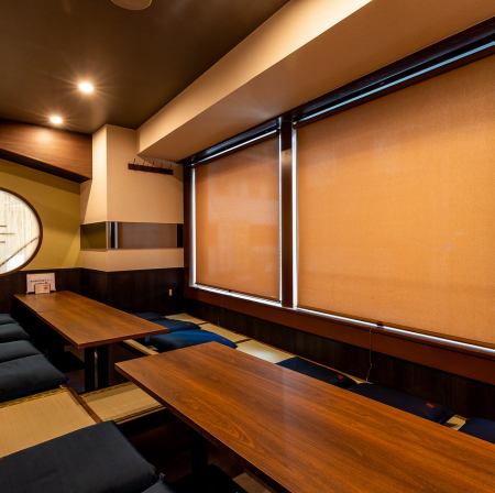 ゆったりくつろげる！8名様まで対応の2階掘りごたつ席♪ グループでのご利用に最適な8名様まで対応可能な掘りごたつ席を1卓ご用意しております。広々とした空間で、お仲間と賑やかにご宴会をお楽しみください。