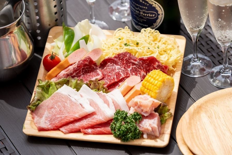海を眺めながらのランチやカフェタイムは、心地よい風を感じながらリラックスできる贅沢なひとときです。青い海と広がる景色を眺めながら、おいしい食事やドリンクを楽しむことで、リフレッシュされること間違いありません。海辺のカフェで、特別な景色と美味しい料理を堪能しながら、素敵なひとときをお過ごしください。