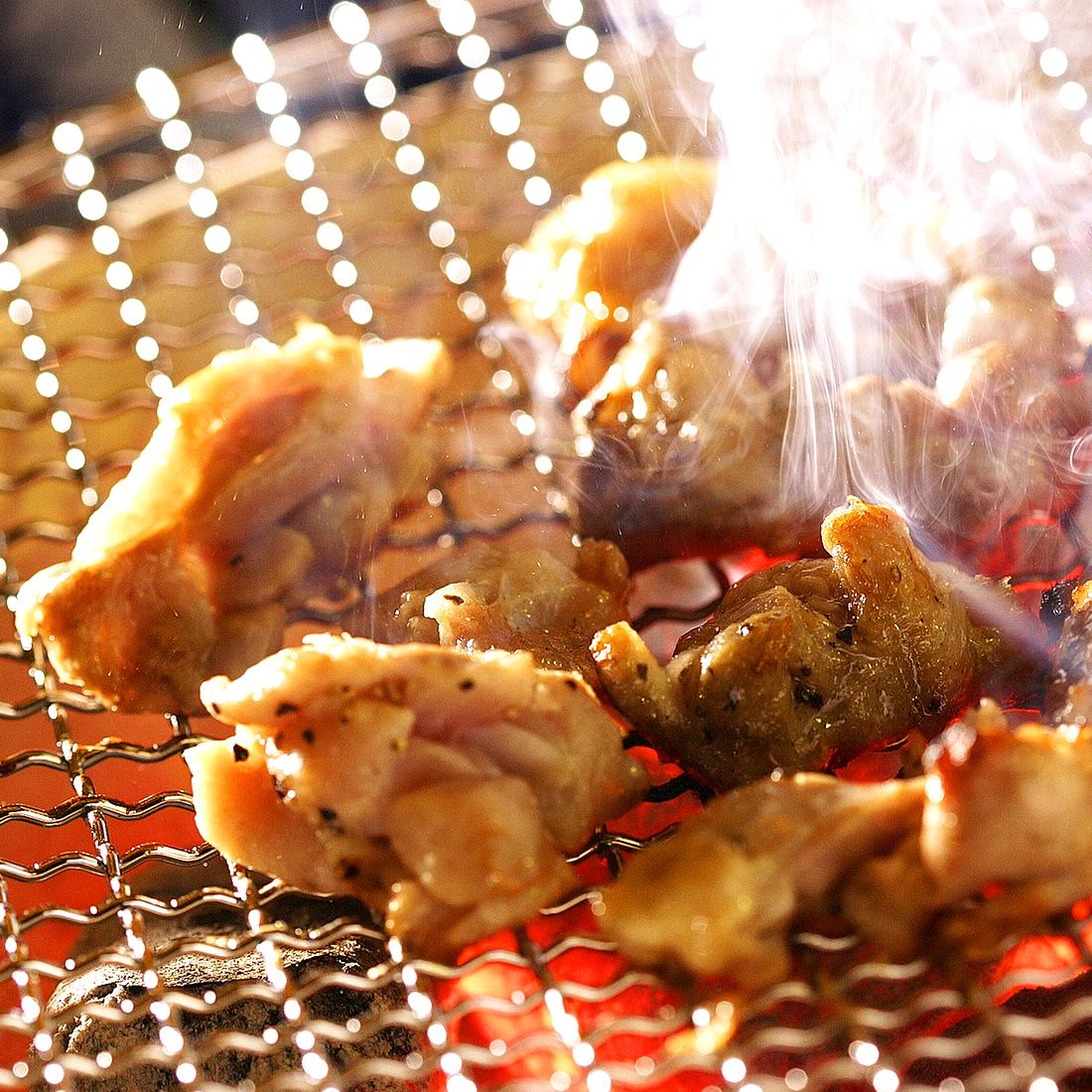 厳選された地鶏や軍鶏など、食欲そそる炭火焼きスタイルで召し上がれ！