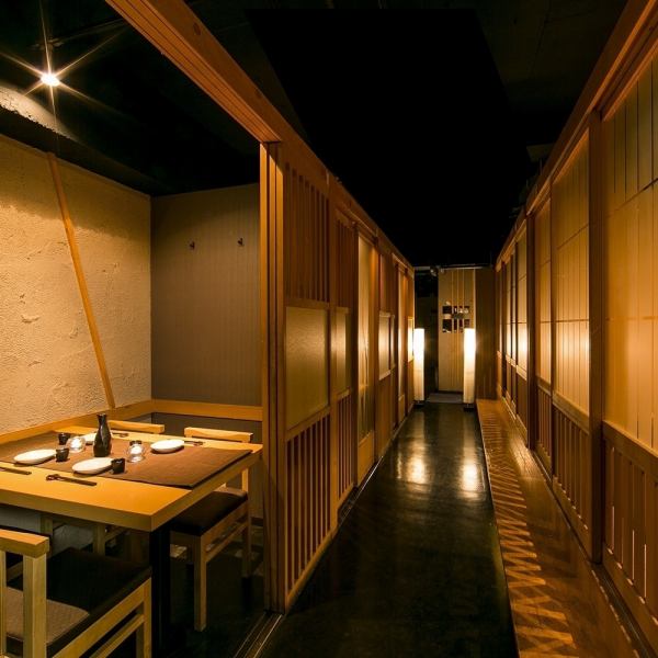 Our Japanese-style private room is a calm space where traditional Japanese beauty is alive.Enjoy a moment to forget the hustle and bustle of everyday life in the warmth of natural wood and the tranquil atmosphere created by delicate paper shoji screens.Enjoy a blissful time in a comfortable space with exquisite cuisine.