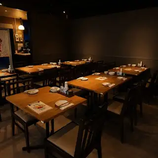회사 연회나 환송 영회, 발사 등 20분까지의 중단체 이용에 대응.레이아웃 변경도 가능하고, 그룹 여러분에서 느긋하게 식사를 즐길 수 있습니다.음료 무제한 코스와 함께 각종 연회에도 추천합니다