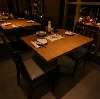 데이트나 부부, 친구와의 식사에 딱 맞는 2명 테이블석.차분한 분위기 속에서 대화를 즐기면서 창작 요리와 엄선한 술을 천천히 맛볼 수 있습니다.
