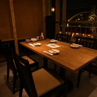평상시 사용으로부터 회사 돌아가는 회식, 관광의 식사까지 폭넓게 이용할 수 있는 4명 테이블석.나무의 온기를 느끼는 차분한 공간에서 천천히 창작 요리와 술을 즐겨 주세요.