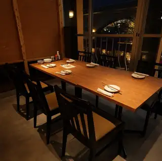 친구끼리의 식사나 여자회, 가족에서의 모임에도 사용하기 쉬운 6명 테이블석.적당한 거리감으로 대화도 연주해, 요리나 술을 둘러싸면서 느긋한 시간을 보내실 수 있습니다.