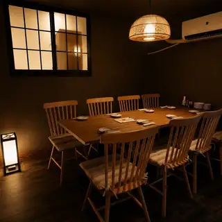 8명까지 이용할 수 있는 넓은 테이블석.회사의 술자리와 가족 모임, 소규모 연회에도 최적입니다.모두 요리를 둘러싸면서 느긋한 시간을 보내십시오.