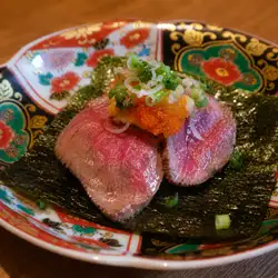 日本黑毛和牛和海胆
