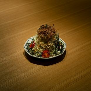 卷心菜沙拉配海藻和米饭