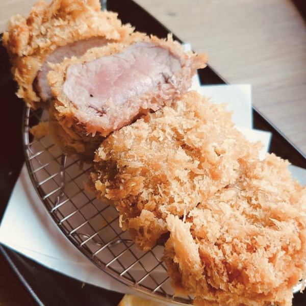 The popular menu, Special Loin Katsura, is an exquisite dish made with Koshu Fujizakura pork, which has good meat quality developed by Yamanashi Prefecture!