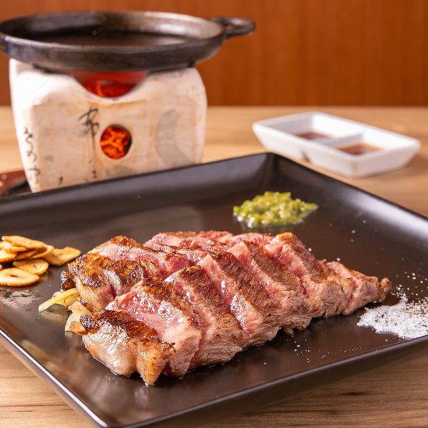 大人気甲州牛のステーキは、仕上げにお客様ご自身であつあつの鉄板の上で焼いてお召し上がりいただきます♪