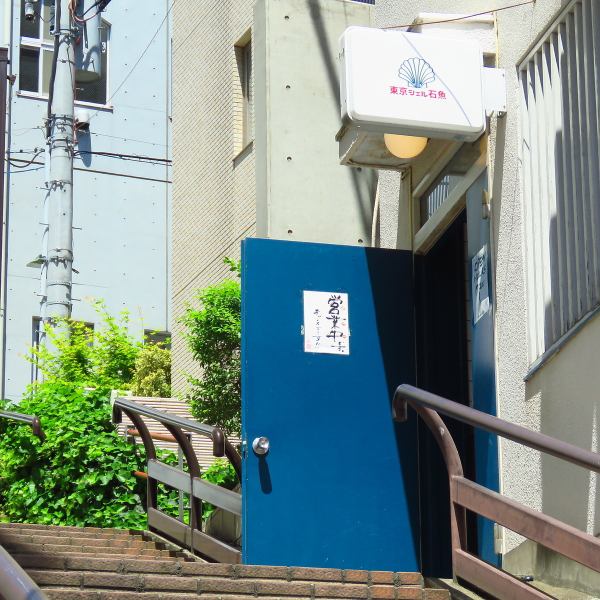 There is a shop in a good location 3 minutes on foot from JR Omori Station.Go up the stairs and you will find the shop entrance on the right.When you enter the store, it will be a space where you can fully enjoy the retro atmosphere ♪