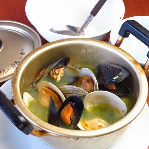在那個傳奇的鍋裡蒸〜在白葡萄酒鍋裡蒸各種貝類和海萵苣