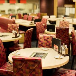 店内中央にある円卓。3～4名様でのご利用にぴったり◎会話がしやすいので大人気のお席です!!【銀座 焼肉 黒毛和牛 A5ランク 松阪牛 一頭買い 食べ比べ 個室 完全個室 コスパ 宴会 女子会 接待 歓送迎会 誕生日 記念日 ランチ】