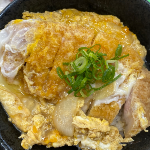 とにかく分厚い！鹿児島黒豚使用の極上の一品【黒豚極厚ロースカツ丼】