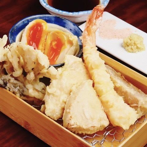 [Very popular among women because the batter is thin and not greasy♪] 12 kinds of tempura made with seasonal ingredients: 3,450 yen (tax included)