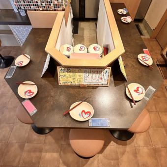 A counter for 5 people that can be used like a U-shaped counter table.