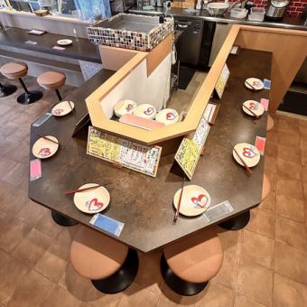 U-shaped counter A counter for 7 people that can be used like a table.