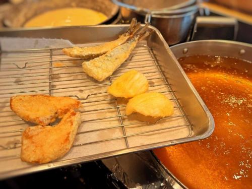 "Let's have a toast at the Tempura Bar Kata-Muko this weekend!"
Enjoy hot, freshly fried tempura!
Our very popular specialty, dashi radish tempura.
Shrimp tempura is also popular.

Tempura Sakaba Katanashi Konan
Access
5 minutes walk from JR Kawasaki Station

▼Opening hours
Mon~Fri
11:30~23:00 (last orders 22:30, drinks last orders 22:30)

{Starting in April! Open on Tuesday nights!}
16:00 ~23:00 (LO 22:30, drink LO 22:30)

Saturdays, Sundays and holidays
12:00~22:30 (last orders 22:00, last orders for drinks 22:15)

▼This store accepts invoices.

#Kawasaki Izakaya
#Kawasaki Tempura
#KawasakiDaytimeDrinking
#Kawasaki Station Izakaya
#Katanumatonan