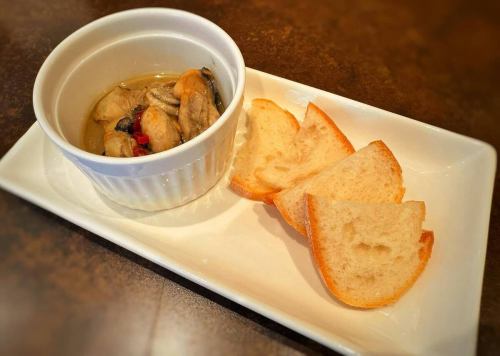 "Oysters marinated in oil with baguette! Kawasaki's tempura izakaya, Konan Kata"
Starting today, our snacks have been given a mini makeover!
A lineup that will go well with alcohol.
We look forward to seeing you.

Tempura Sakaba Katanashi Konan
Access
5 minutes walk from JR Kawasaki Station

▼Opening hours
Mon~Fri
11:30~23:00 (last orders 22:30, drinks last orders 22:30)

{Starting in April! Open on Tuesday nights!}
16:00 ~23:00 (LO 22:30, drink LO 22:30)

Saturdays, Sundays and holidays
12:00~22:30 (last orders 22:00, last orders for drinks 22:15)

▼This store accepts invoices.

#Kawasaki Izakaya
#Kawasaki Tempura
#KawasakiDaytimeDrinking
#Kawasaki Station Izakaya
#Katanumatonan