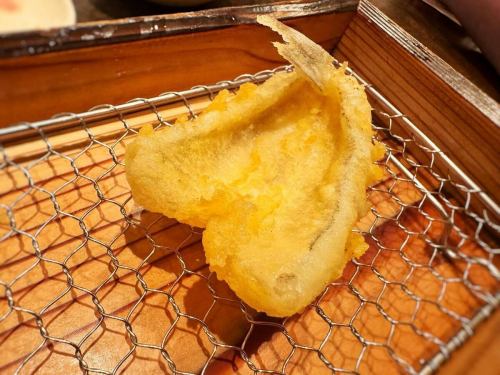 "The final dish of June is sillago tempura! Konan, a tempura izakaya in Kawasaki."
Lunch will be served today from 11:30am until 11:00pm.
Come and enjoy some hot tempura!
We look forward to seeing you.

Tempura Sakaba Katanashi Konan
Access
5 minutes walk from JR Kawasaki Station

▼Opening hours
Mon~Fri
11:30~23:00 (last orders 22:30, drinks last orders 22:30)

{Starting in April! Open on Tuesday nights!}
16:00 ~23:00 (LO 22:30, drink LO 22:30)

Saturdays, Sundays and holidays
12:00~22:30 (last orders 22:00, last orders for drinks 22:15)

▼This store accepts invoices.

#Kawasaki Izakaya
#Kawasaki Tempura
#KawasakiDaytimeDrinking
#Kawasaki Station Izakaya
#Katanumatonan