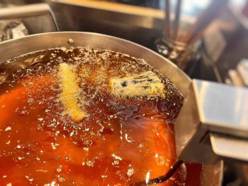 “熱氣騰騰的現炸天婦羅！天婦羅居酒屋，小南型”
商店內部很涼爽。
在櫃檯上享用新鮮炸製的天婦羅。

午安!一邊喝酒一邊享用天婦羅吧。
開放時間為12:00至22:30。

天婦羅酒葉片無小南
▼交通
從 JR川崎站步行 5 分鐘

▼營業時間
週一~週五
11:30～23:00 (最後點餐時間 22:30、飲品最後點餐時間 22:30)

{四月開始！週二晚上營業！ }
16:00 ~23:00 (LO 22:30, 飲料LO 22:30)

週六、週日及假日
12:00～22:30 (最後點餐時間22:00、飲品最後點餐時間22:15)

▼本店接受發票。

#川崎居酒屋
#川崎天婦羅
#川崎白天飲酒
#川崎站居酒屋
#卡塔努馬托南