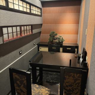 プライベートな時間を愉しむ、3～4名様用完全個室。大切な方々との語らいや、特別な記念日のお食事に最適。