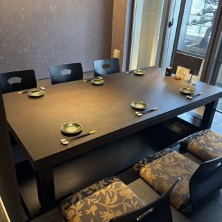 ゆったり寛げる5名～6名様用掘りごたつ半個室。ご家族やご友人と、心ゆくまでお食事をお楽しみ下さい。
