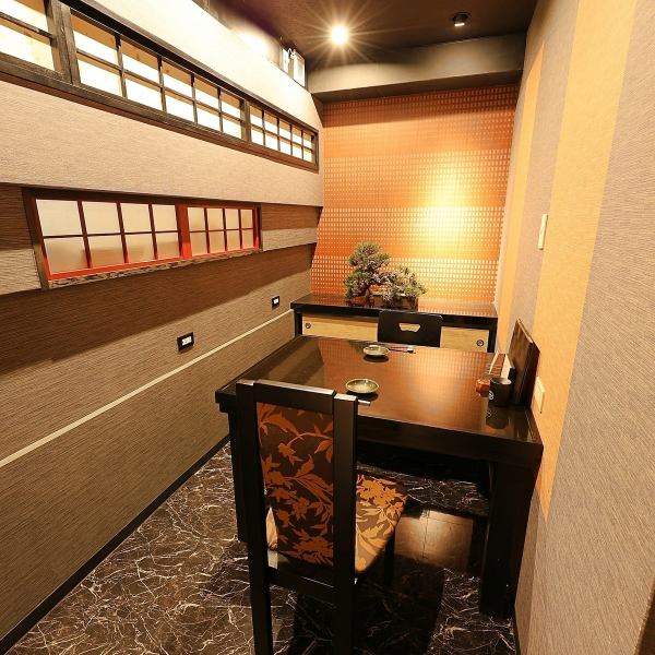 【小個室：4名完全個室】3～4名様用の完全個室をご用意しました。「贅沢を日常に」をコンセプトにした上質な空間で、心ゆくまでお寛ぎいただけます。ご家族でのお食事はもちろん、各種ご宴会にも最適です。プライベートな空間で、思い思いの特別な時間をお過ごしください。