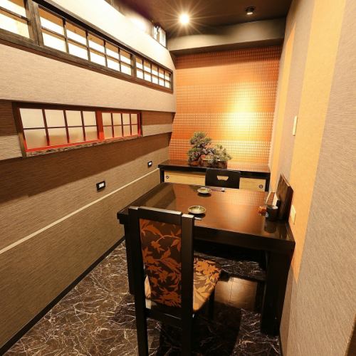 <p>【小個室：4名完全個室】3～4名様用の完全個室をご用意しました。「贅沢を日常に」をコンセプトにした上質な空間で、心ゆくまでお寛ぎいただけます。ご家族でのお食事はもちろん、各種ご宴会にも最適です。プライベートな空間で、思い思いの特別な時間をお過ごしください。</p>
