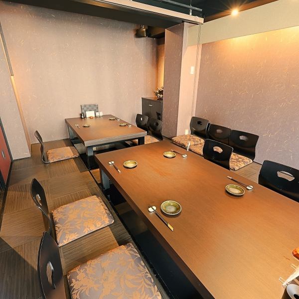 【大個室：最大10名様まで】4名様用、6名様用の半個室は、つなげて最大10名様までご利用いただける完全個室として、様々なシーンに対応可能です。掘りごたつのお座敷で、足を伸ばしてゆったりと。高級感あふれる落ち着いた雰囲気の中で、心安らぐひとときをお過ごしください。