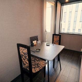 お一人様でも、大切な方との語らいにも最適な1～2名様用テーブル半個室をご用意しました。