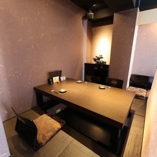 2名様から4名様までご利用いただける掘りごたつ式の半個室をご用意。足を伸ばしてゆったりとお寛ぎ下さい。