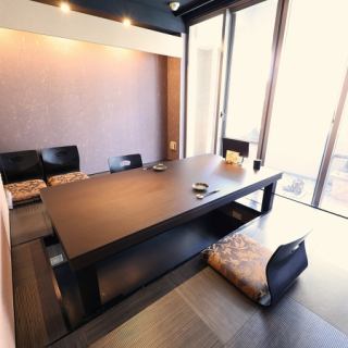 ゆったり寛げる5名～6名様用掘りごたつ半個室。ご家族やご友人と、心ゆくまでお食事をお楽しみ下さい。
