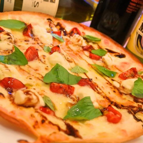 Caprese pizza with juwat and fresh tomatoes