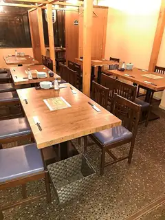 【テーブル席】お一人様から大歓迎♪会社帰りのサク飲みやゆったり一人飲みなどシーンに合わせてご利用ください。