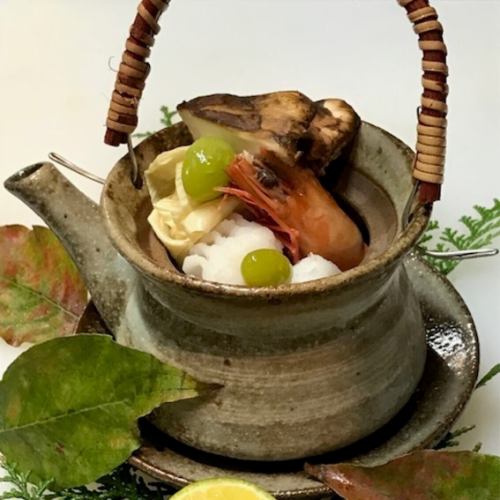 Steamed conger eel, shrimp and matsutake mushroom in earthenware pot