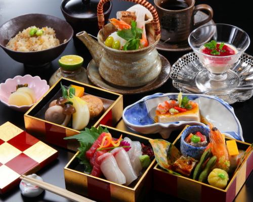 Three-tiered bento (with earthenware pot)